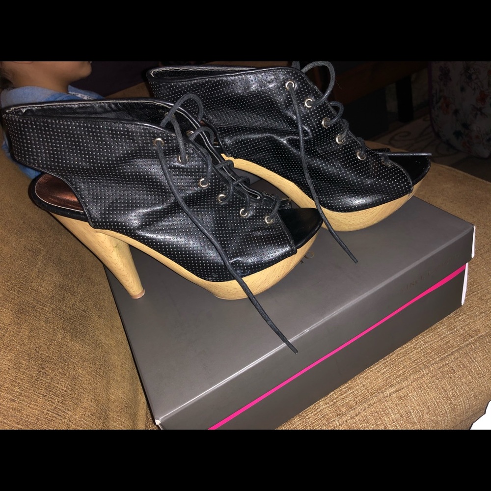 Black pumps